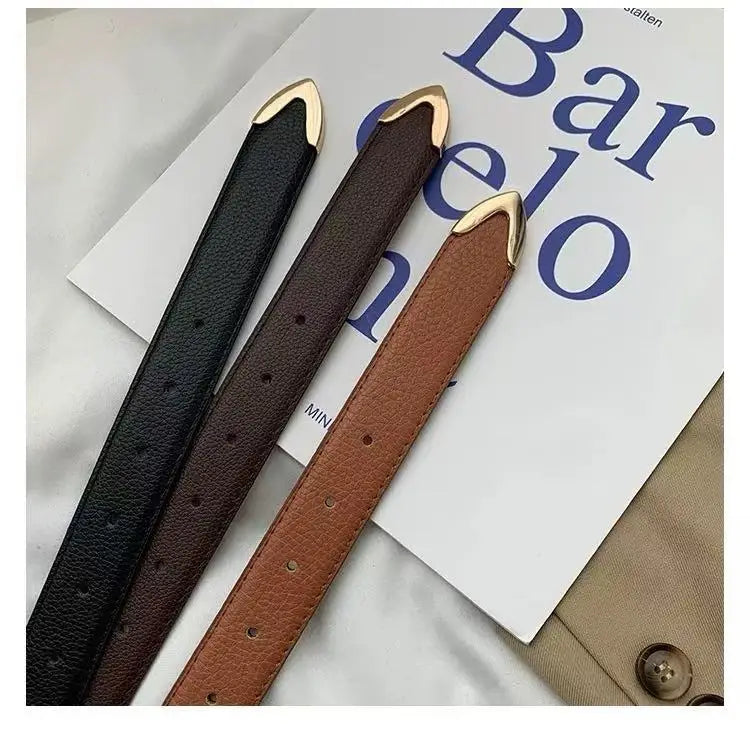 Drei Ledergürtel in schwarz, braun und beige mit goldenen Akzenten auf weißem Hintergrund.