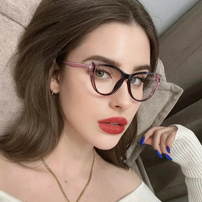 Nahaufnahme einer Frau mit rosa umrandeten Vintage-Cat-Eye-Lesebrillen.