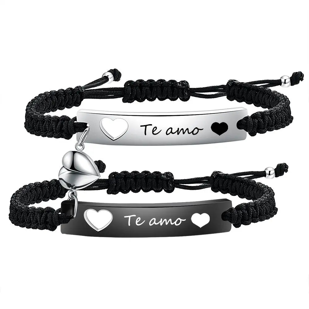 Ein Set aus zwei maßgefertigten Edelstahl-Paararmbändern mit schwarzem Schnur und Herzgravuren.
