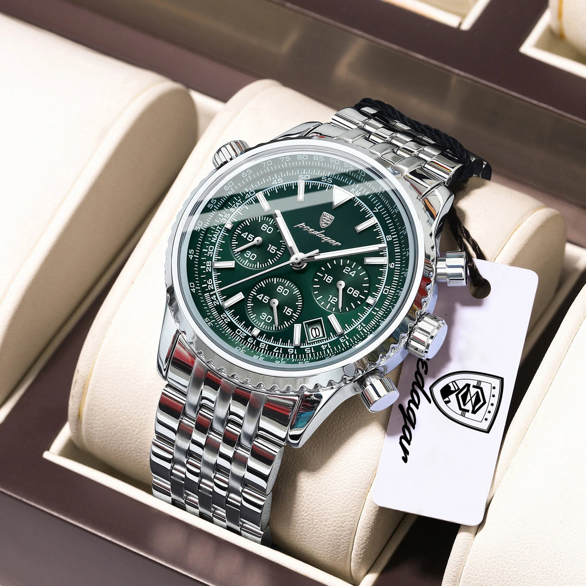 Un reloj cronógrafo de lujo masculino plateado y negro es mostrado en una caja de color claro.
