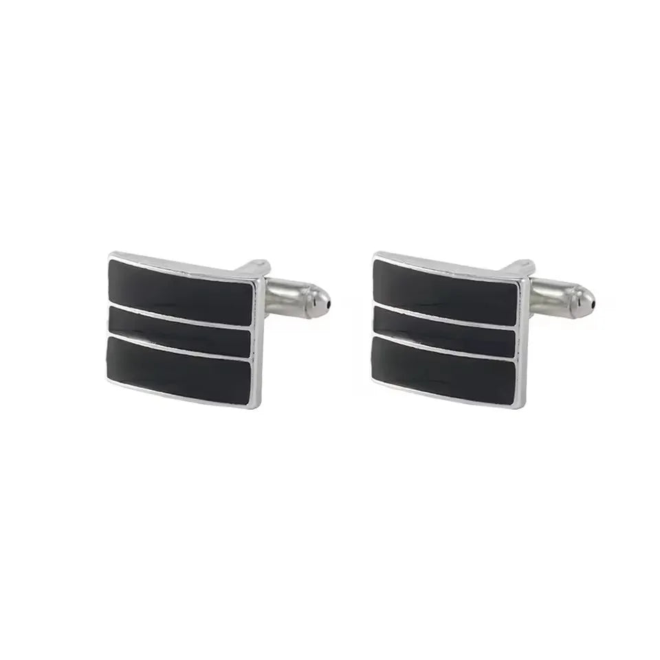 Une paire de boutons de manchette carrés à rayures classiques pour hommes avec des détails noirs et argentés.