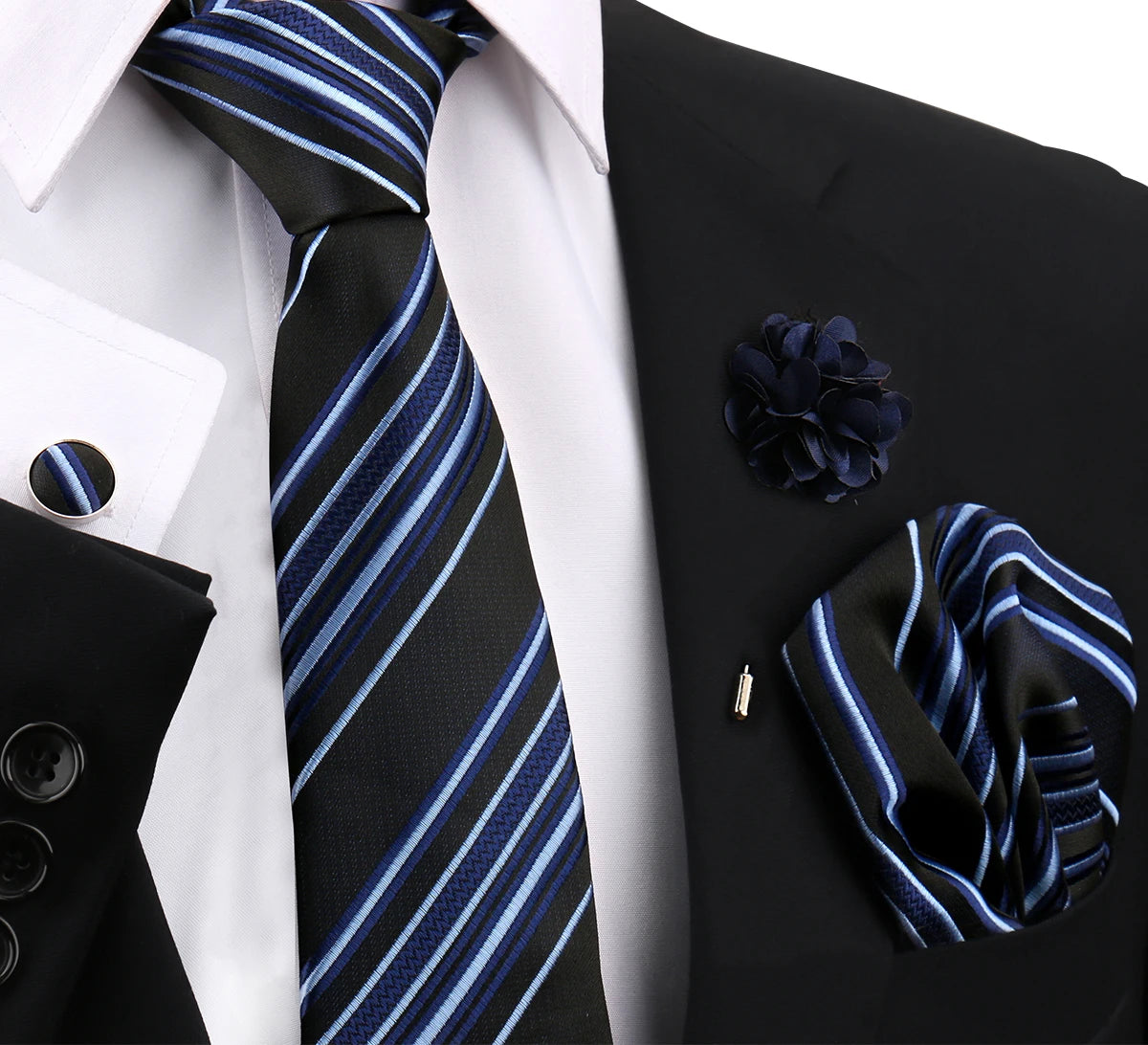 Schwarzes und blau gestreiftes Krawattentextil vor weißem Hemd und schwarzem Sakko mit dunkelblauer Blumenaccessoire.