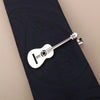 Silber-Titan-Krawattenclip in Gitarrenform zur Sicherung von Musikinstrumenten.