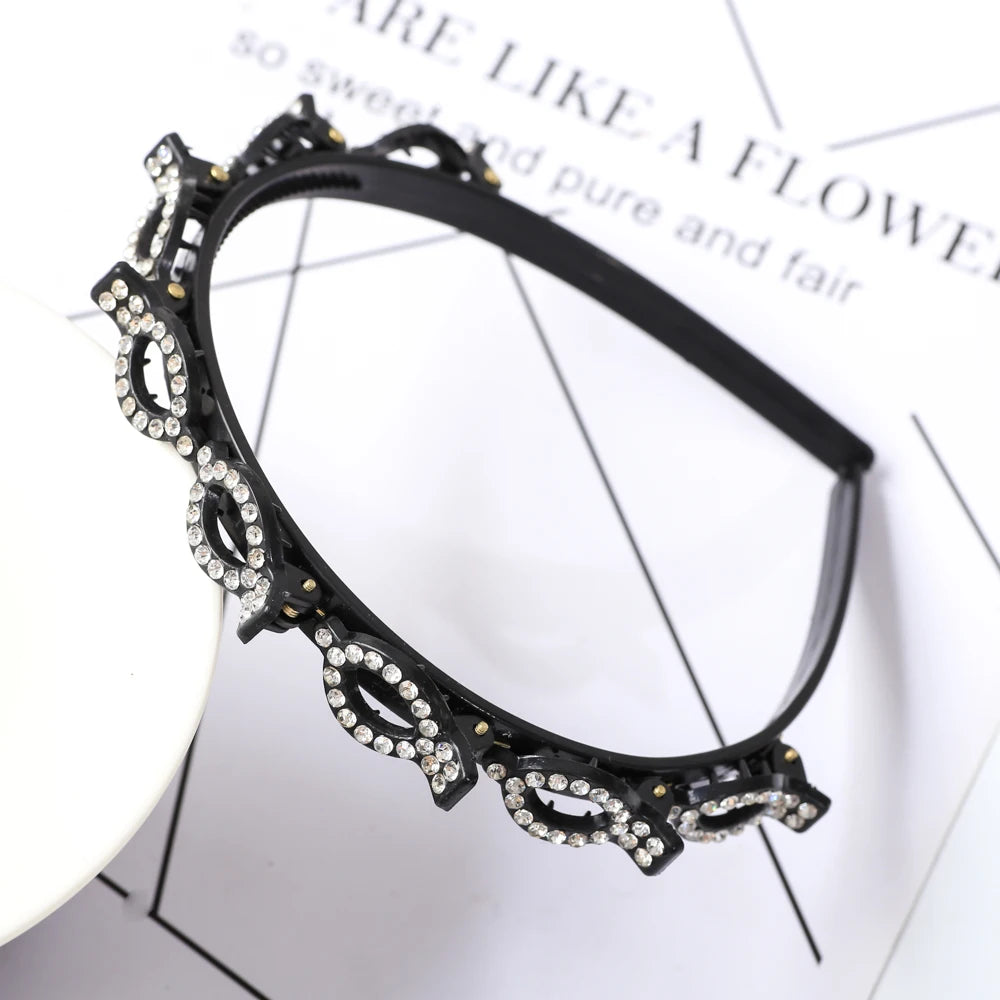 Boucles d'oreilles en forme de nœud de perles noires à double couche avec détails floraux complexes