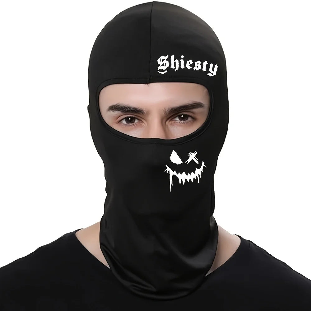 Una persona usando una máscara balaclava negra con la palabra Shiesty impresa.