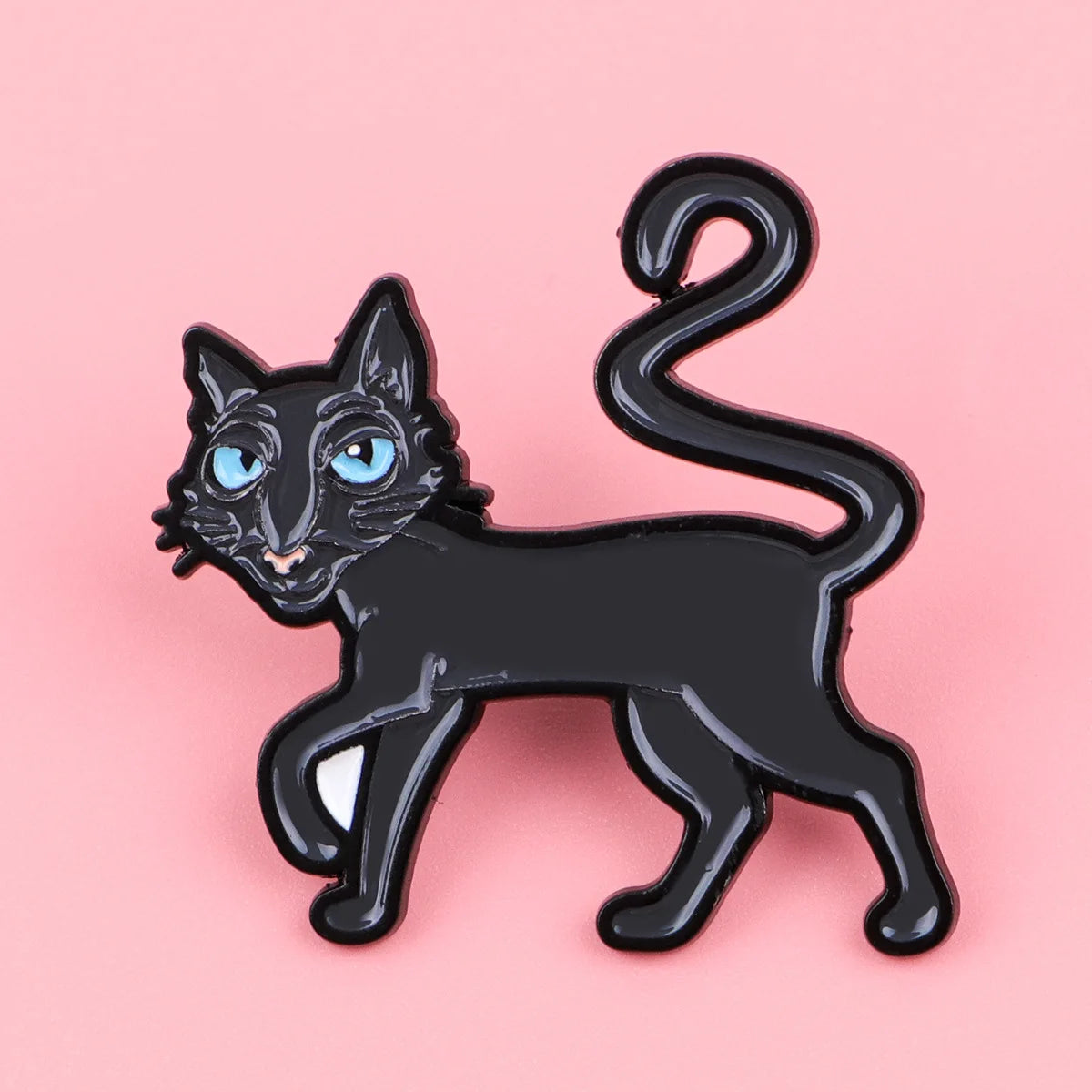 Schwarze Katzen-Email-Anstecknadel mit leuchtend blauen Augen und gekrümmtem Schwanz.