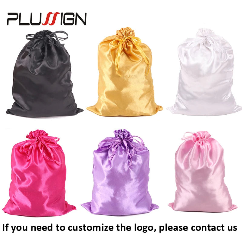 Sammlung von Satin-Aufbewahrungstaschen für Perücken in Schwarz, Gold, Weiß, Pink und Lila.