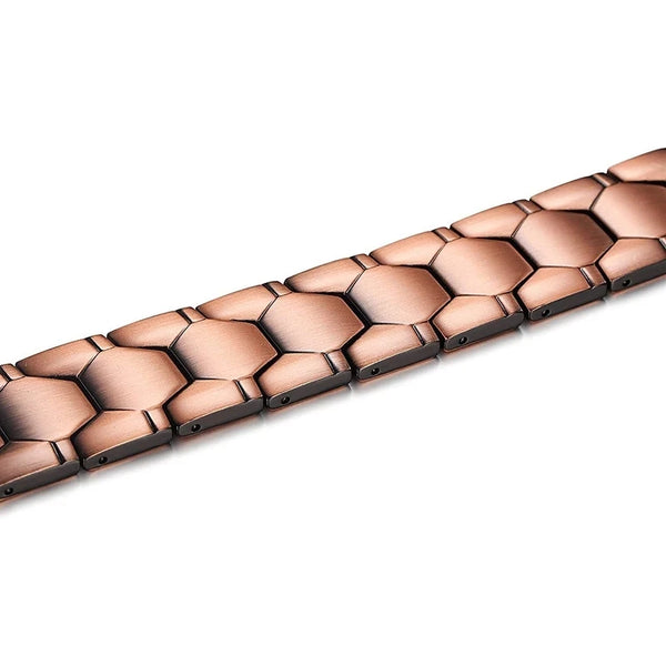 Nahaufnahme eines kupfernen magnetischen Therapiearmbands mit strukturiertem, sechseckigem Design.
