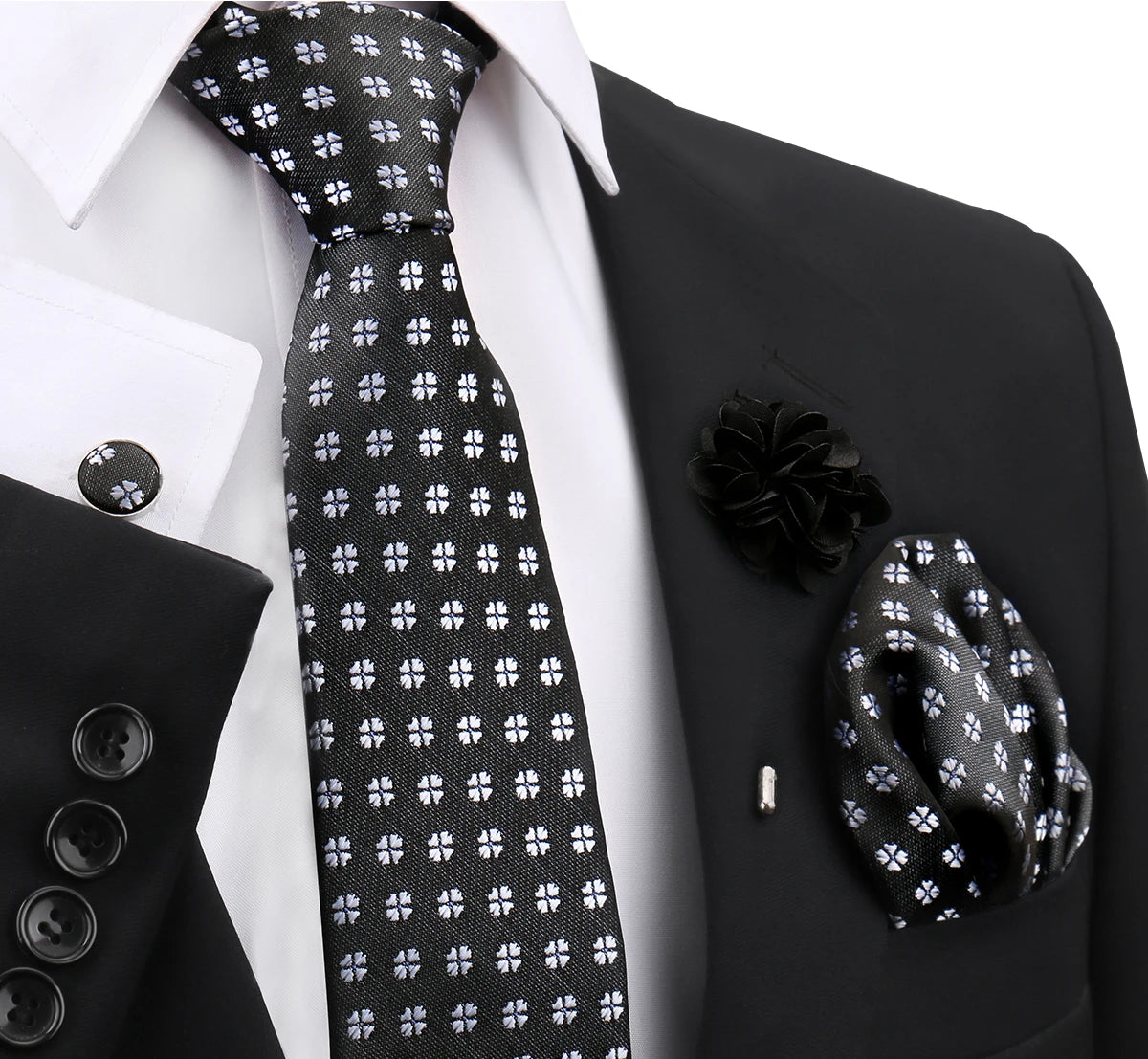 Schwarze und weiße gemusterte Krawatte bei einem schwarzen Anzug und Accessoires.