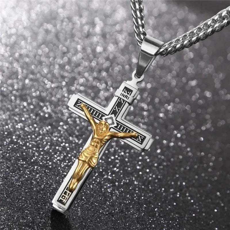 Collar de cadena plateada con colgante de cruz de Jesús chapado en oro.
