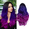 Ein Modell präsentiert eine lange lila Ombré Wellenperücke mit leuchtenden violetten und magentafarbenen Tönen.
