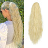 Gros plan sur des extensions de cheveux blonds et bouclés en cours de coiffure sur une personne.