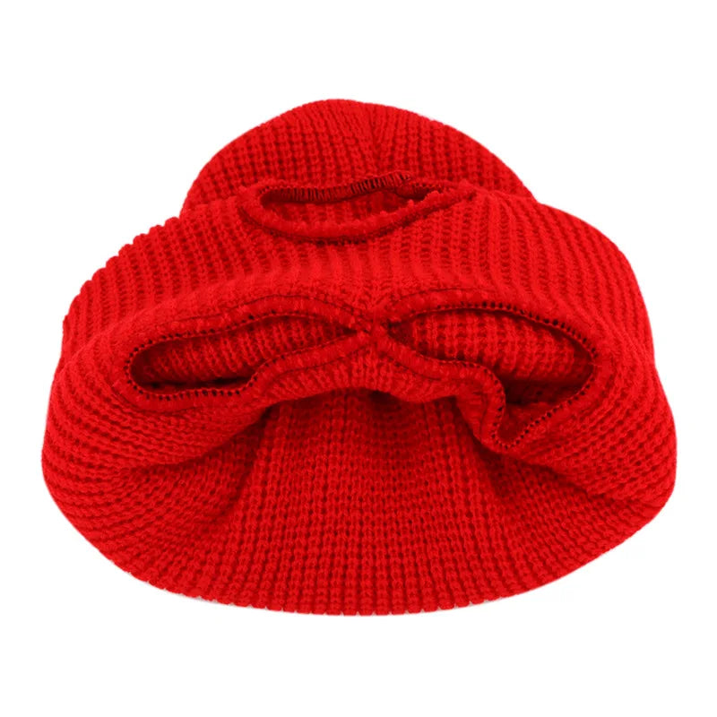 Helle rote Strickbalaclava und winddichte Skimaske.