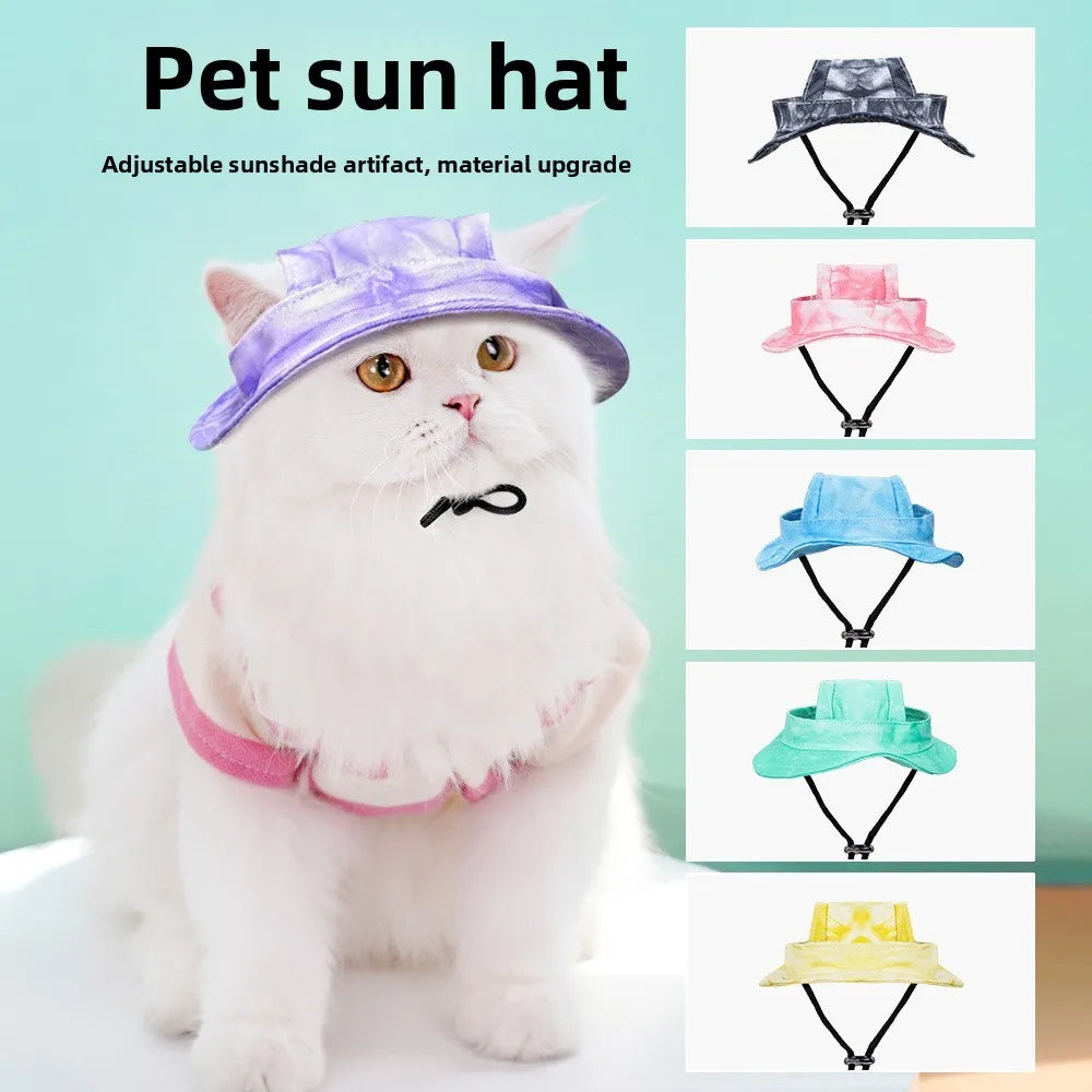 Un chat blanc portant un chapeau artefact à ombrelle violet ajustable.