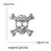 Broche de calavera con pedrería plateada y detalles óseos decorativos