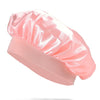 Bonnet de cheveux en soie satinée rose, plié, montrant sa texture soyeuse et son tissu regroupé.