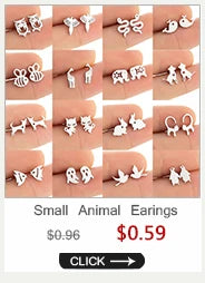 Une collection de boucles d'oreilles en argent en forme d'animaux et de cœurs présentées sur une main.