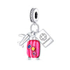 Collar de charm plateado con dije de pasaporte y un charm de avión.