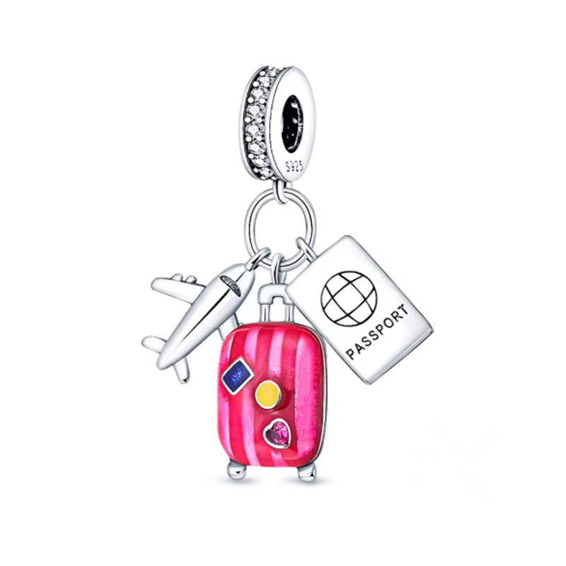 Collar de charm plateado con dije de pasaporte y un charm de avión.