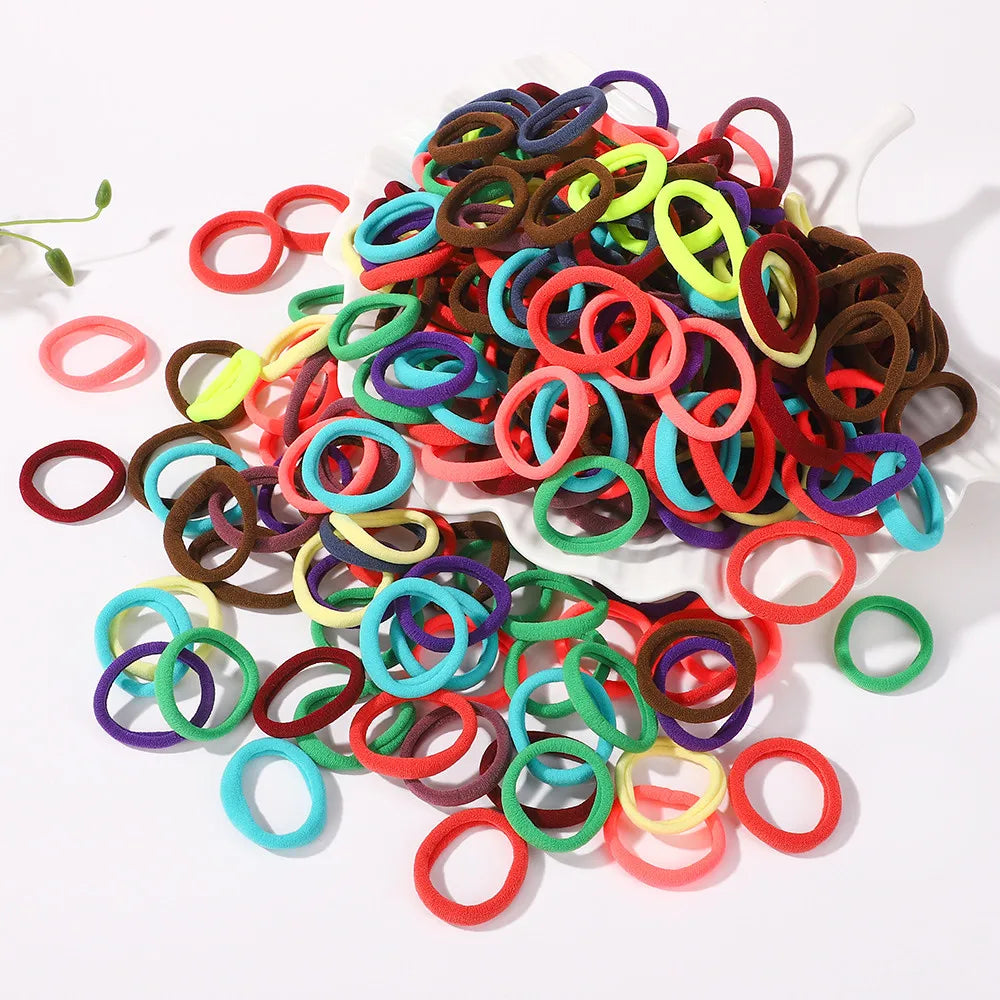 Große Packung bunter elastischer Haarbänder in verschiedenen Farben und Größen für Pferdeschwänze.