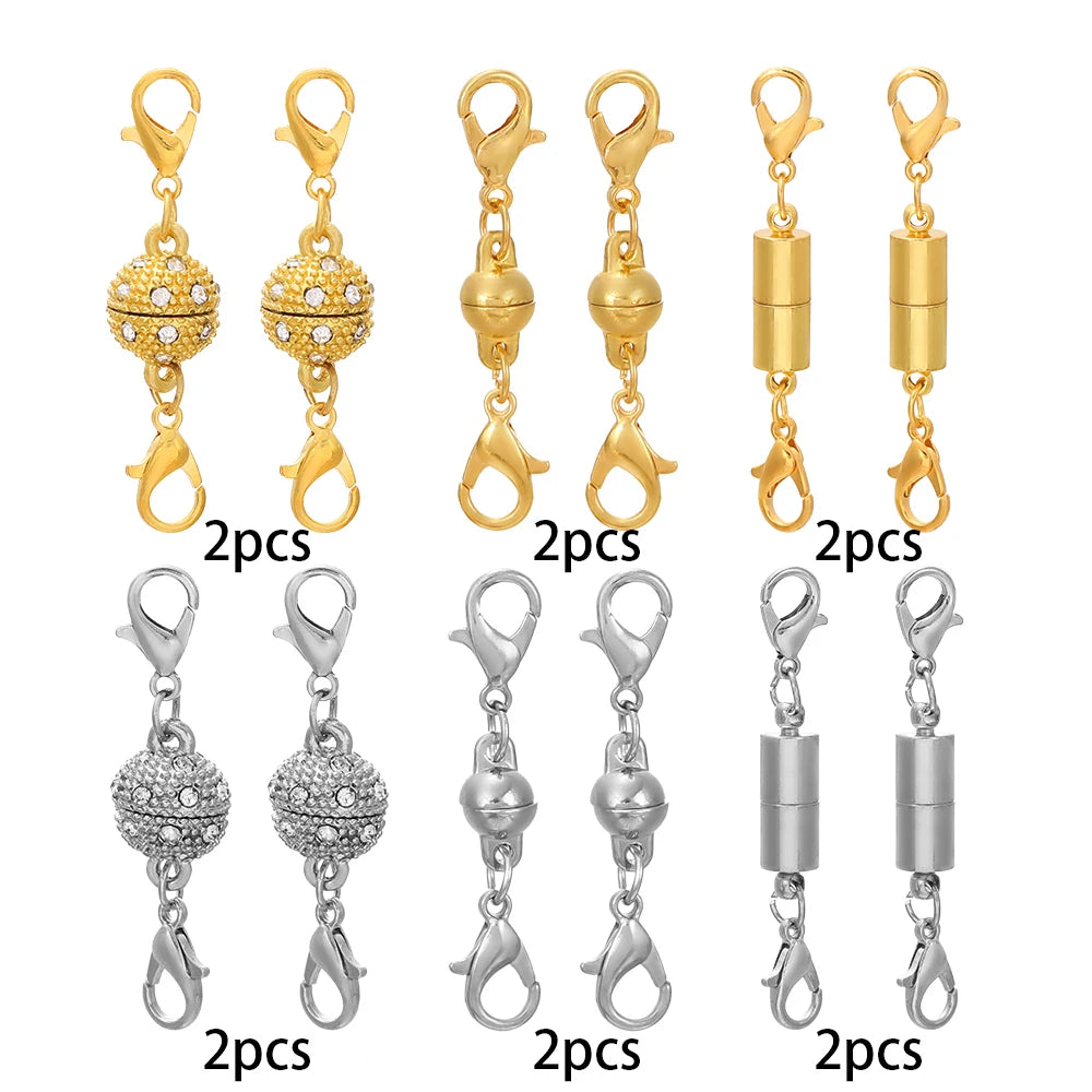 Eine Sammlung von 12 magnetischen Schnallen verschiedener Stile für Schmuckherstellung in Gold- und Silberfinish.