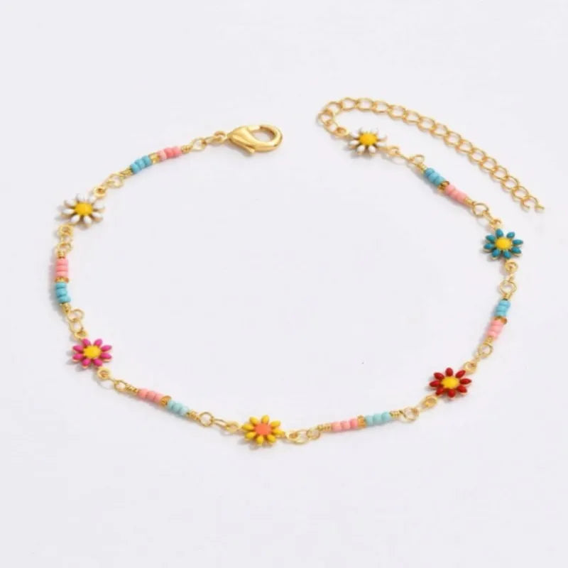 Goldene Margenkette für Damen mit kleinen Blumen- und bunten Perlen-Charms.