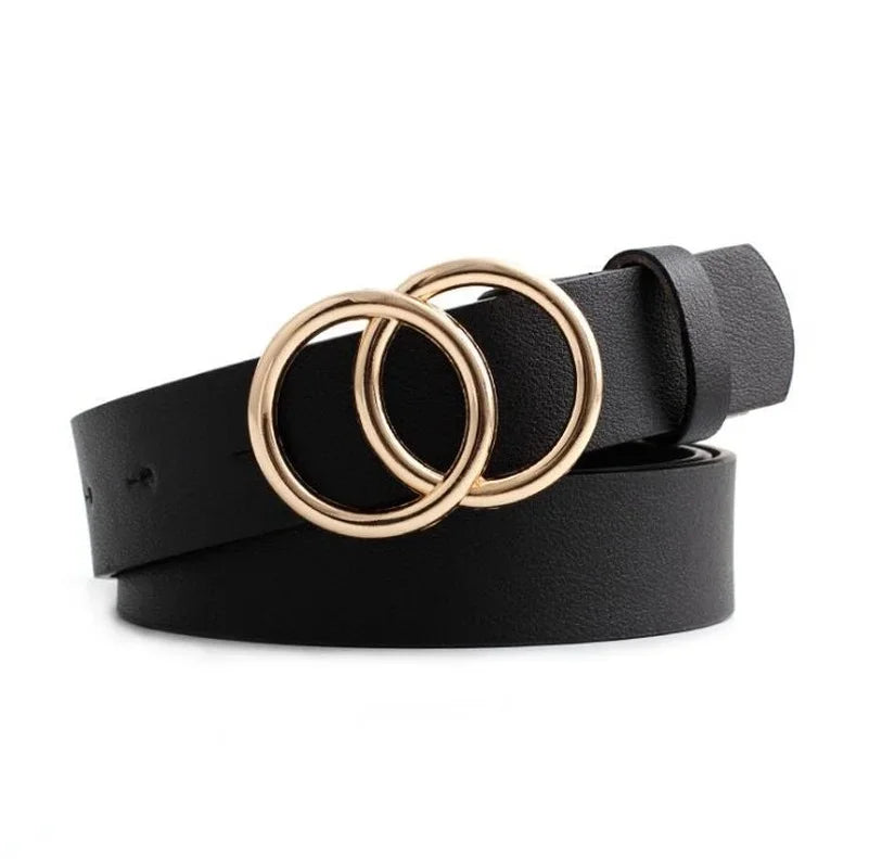 Schwarzer Kunstledergürtel mit zwei goldfarbenen Ringen.