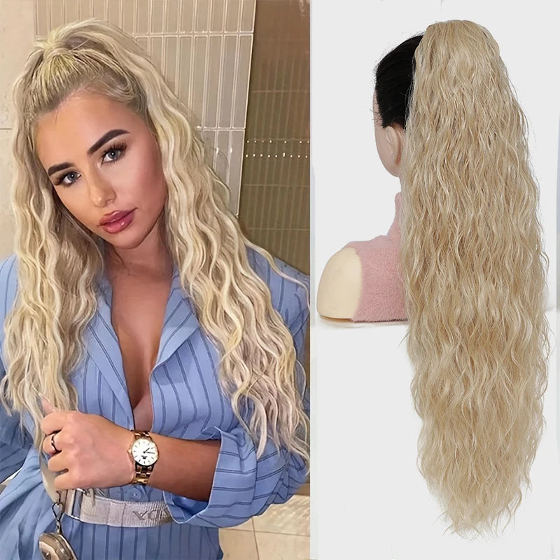 Une femme blonde modélise de longues extensions de cheveux ondulés avec une queue de cheval à cordon.