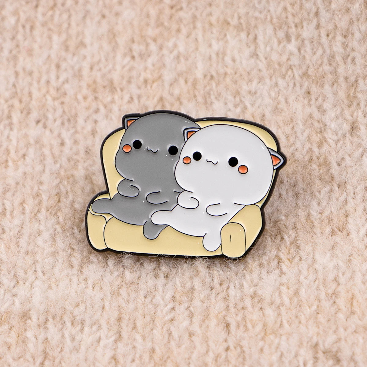 Insignia de esmalte con dos gatos lindos, uno gris y otro blanco, sobre un fondo amarillo.