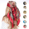 Roter Seidenschal mit Boho-Mustern, gebunden als Kopftuch, zusammen mit verschiedenen Kreisansichten.