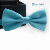 Nœud papillon satin bleu sarcelle affiché sur fond sombre.