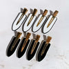مجموعة مشابك شعر جلد النمر بدون خياطة، مصنوعة من معدن ذهبي ومينا أبيض على خلفية فاتحة.