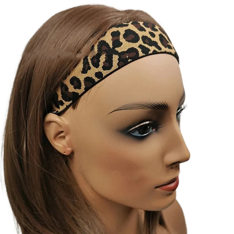 Primer plano de una modelo usando una banda elástica de estampado de leopardo en su cabello, mostrando accesorios para el bor