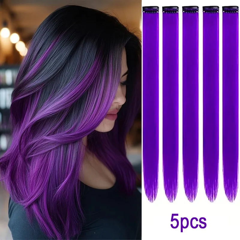 Una mujer muestra un peinado degradado morado y negro con extensiones de cabello liso y largo.