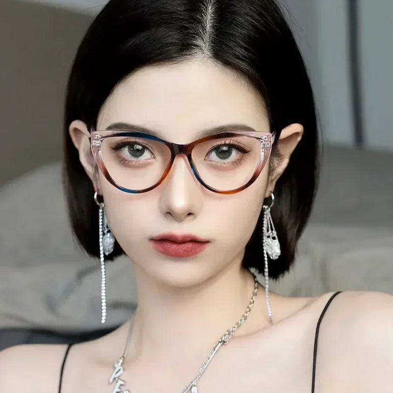 Nahaufnahme einer Frau mit Vintage-Cat-Eye-Lesebrillen mit Blaulichtschutz und einer silbernen Halskette.