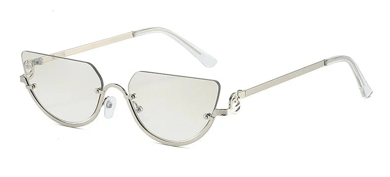 Gafas de estilo retro con bisagras de gato en metal plateado y lentes transparentes y armazones finos