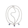 Collar multi-capa para la frente hecho de pequeñas cuentas transparentes y acentuado con piedras moradas.