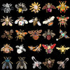 Collection de broches de abeilles et d'insectes baroques avec détails complexes et pierres précieuses colorées.