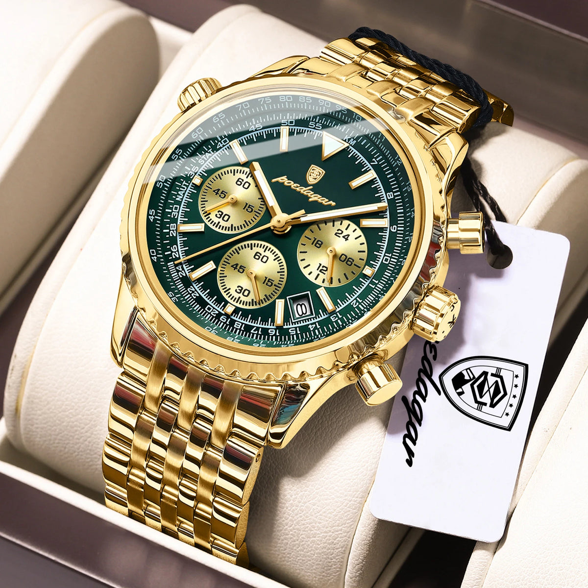 Reloj cronógrafo de lujo para hombre tono dorado con esfera verde oscuro y acentos dorados, mostrado en una caja blanca.