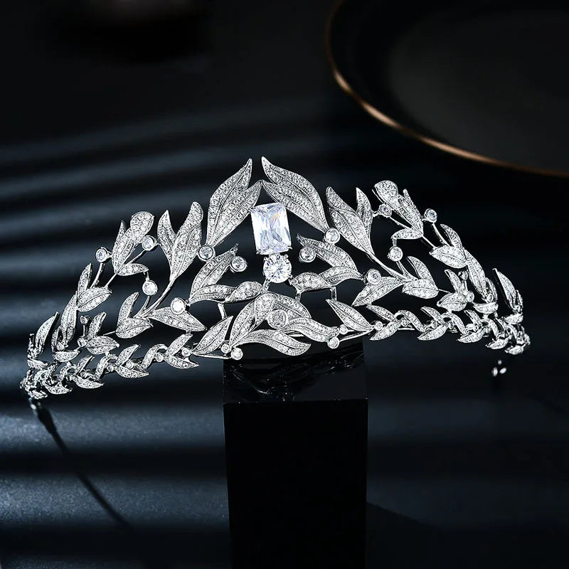 Diadème de mariée en zircone taillée scintillant avec des feuilles délicates et un centre en diamant.