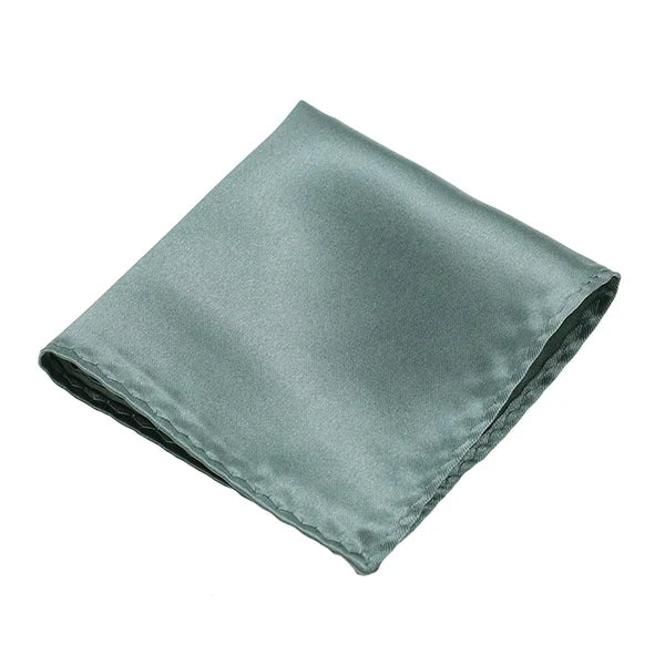Ein gefaltetes, glattes salbeigrünes Satin-Einstecktuch.