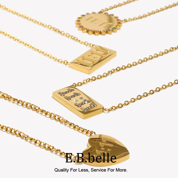 Eine Kollektion von goldfarbenen, rechteckigen Anhängerketten mit verschiedenen Diamantakzenten.