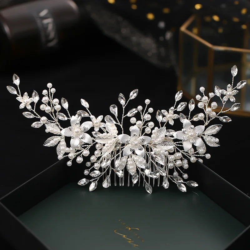 Une délicate peigne pour cheveux de mariée en cristal féérique avec des accents floraux et de feuilles, présentée dans une bo