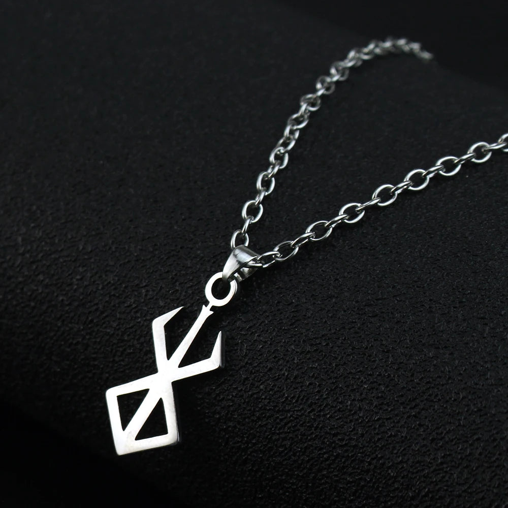Collar de plata con dije del logo de espada Berserk de anime en una cadena de plata.