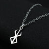 Collar de plata con dije de espada Berserk de anime en cadena de plata.