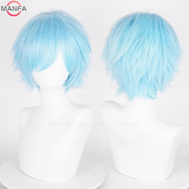 Peluca de cosplay azul claro, corta y en capas, exhibida en un maniquí de cabeza blanca.
