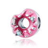 Un dije de color plateado con forma de donut rosa y acentos plateados y piedras brillantes transparentes.