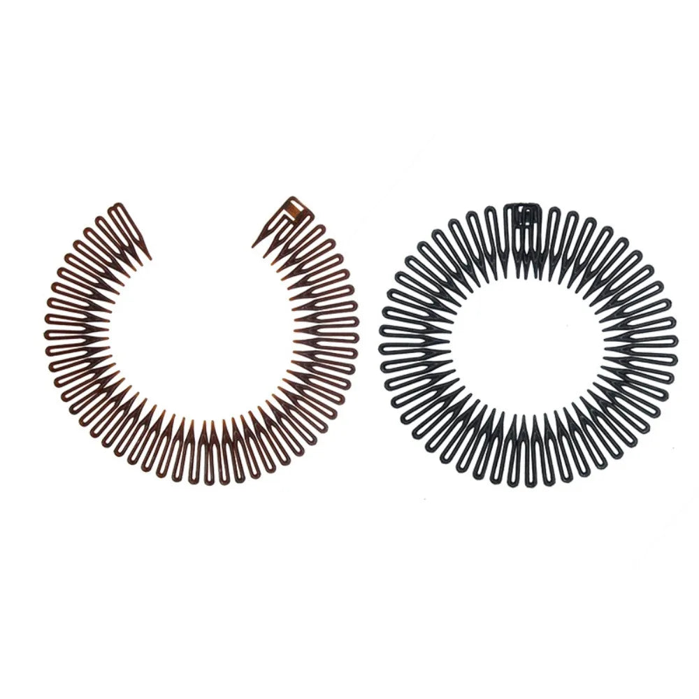 Une paire de pinces à cheveux en plastique stretch, montrant les formes ouvertes et fermées.