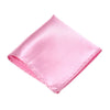Ein gefaltetes rosa Seiden-Einstecktuch diagonal präsentiert.