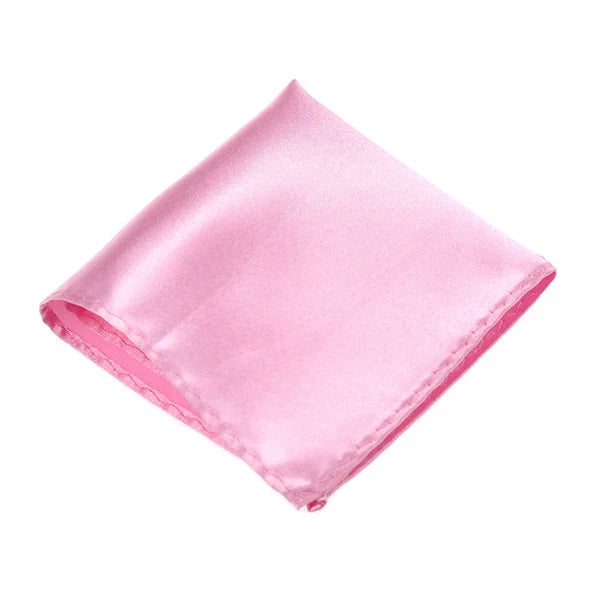 Ein gefaltetes rosa Seiden-Einstecktuch diagonal präsentiert.
